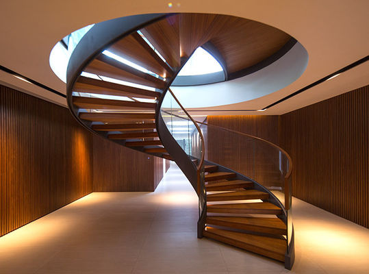 유리제 방책을 가진 튼튼한 현대 구부려진 계단 실내 단단한 나무 보행